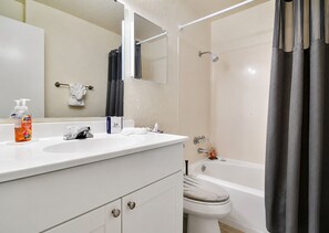 Bathroom - Lakefront Retreat w/ Kayak, Fishing, & Near Legoland (Lake Wales)
