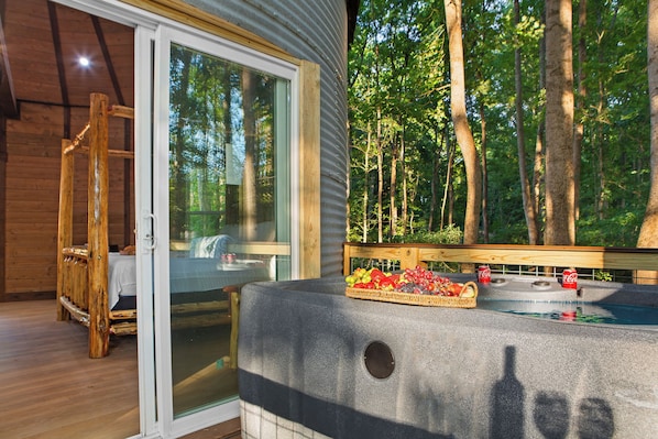 Outdoor spa tub