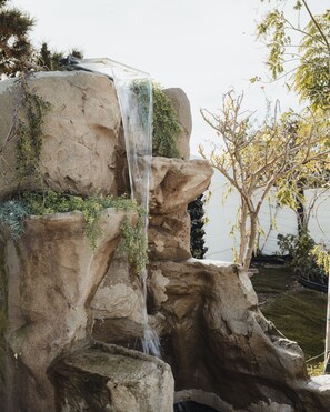Formación rocosa con una cascada.