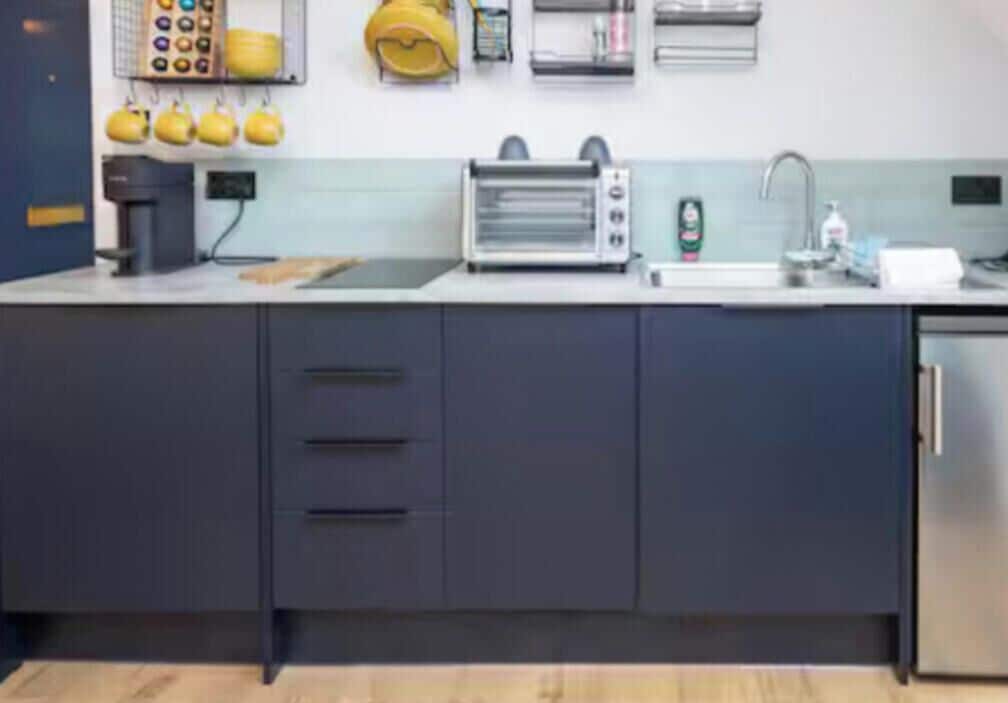 Kühlschrank, Herdplatte, Geschirrspüler, Toaster