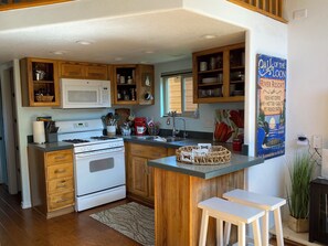 Fridge, microwave, oven, stovetop - BoBBis•ONtheRIVER•LuxuryCottage•HotTub•KINGbd•Pets (Brookings)