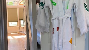 2 bedrooms, desk, iron/ironing board, WiFi (free)