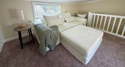 Cozy Tiny Cabin Near Lake Norman - Pool, Kayaks & Pickleball