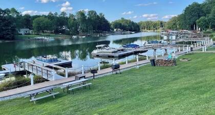Cozy Tiny Cabin Near Lake Norman - Pool, Kayaks & Pickleball