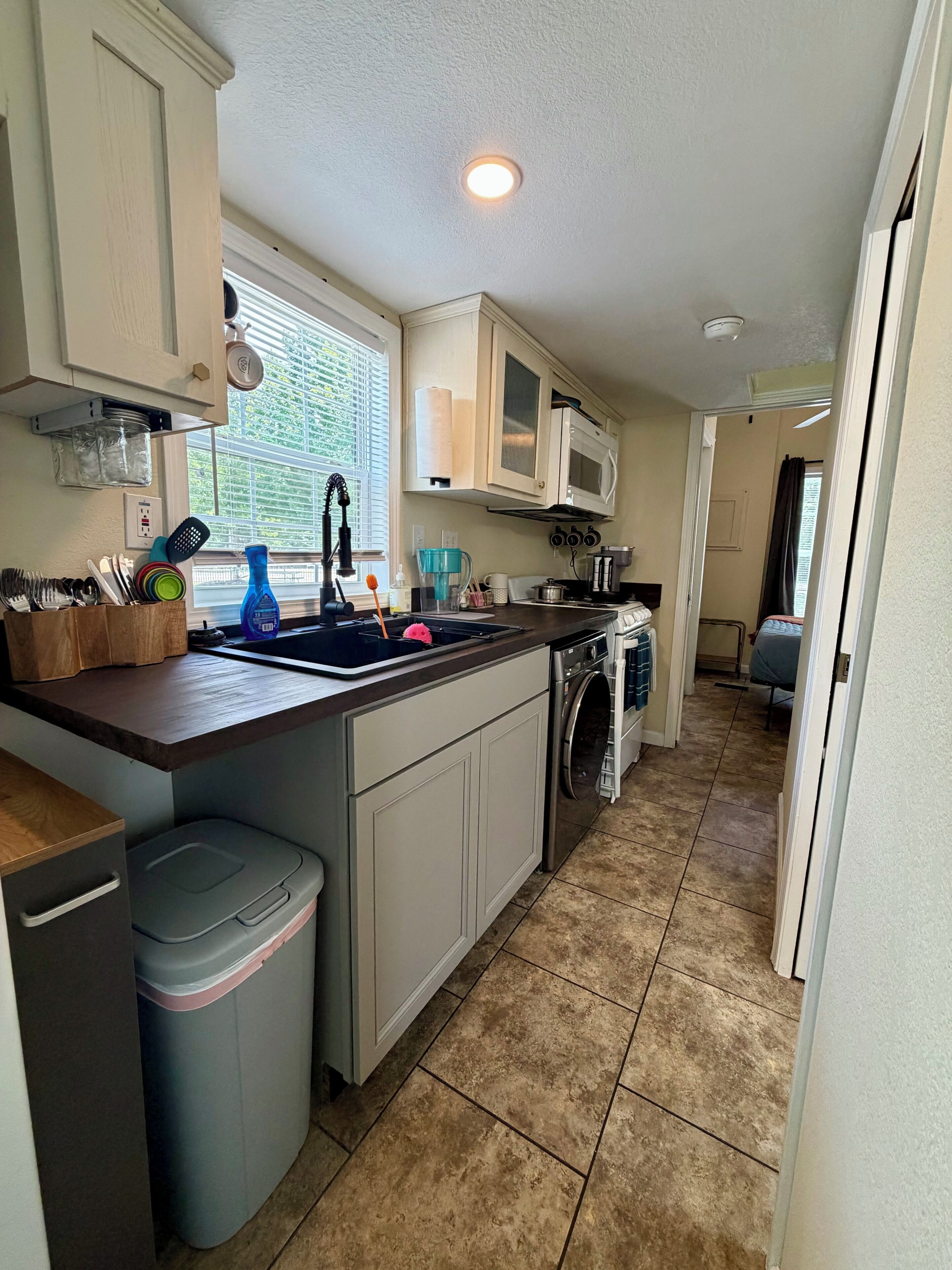 Coffee/tea maker, fridge, microwave, oven