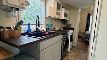 Coffee/tea maker, fridge, microwave, oven