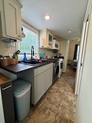 Coffee/tea maker, fridge, microwave, oven