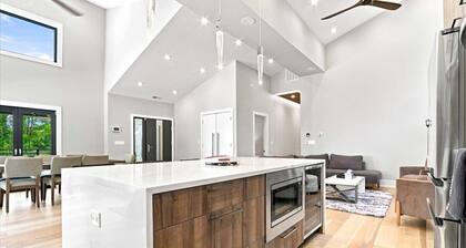 Luxury Woodland Retreat Near Castle Rock Lake, jacuzzi, private pool