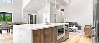 Luxury Woodland Retreat Near Castle Rock Lake, jacuzzi, private pool