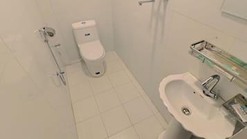 Deluxe-Doppelzimmer, Terrasse, Flussblick | Badezimmer | Dusche, kostenlose Toilettenartikel, Handtücher, Seife