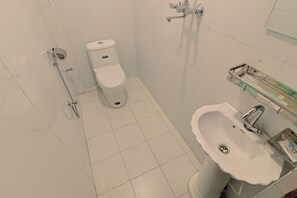 Doppia Deluxe, patio, vista fiume | Bagno | Doccia, set di cortesia gratuito, asciugamani, sapone