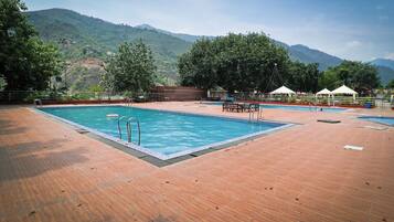 3 outdoor pools