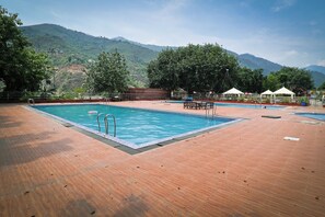 3 outdoor pools