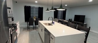 5-bedroom house in pleasant Orlando with AC close to attractions and hospitals