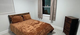 5-bedroom house in pleasant Orlando with AC close to attractions and hospitals