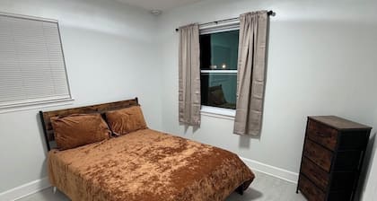 5-bedroom house in pleasant Orlando with AC close to attractions and hospitals