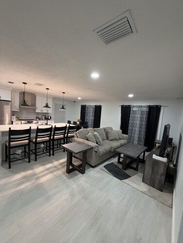 5-bedroom house in pleasant Orlando with AC close to attractions and hospitals