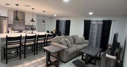 5-bedroom house in pleasant Orlando with AC close to attractions and hospitals