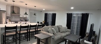 5-bedroom house in pleasant Orlando with AC close to attractions and hospitals