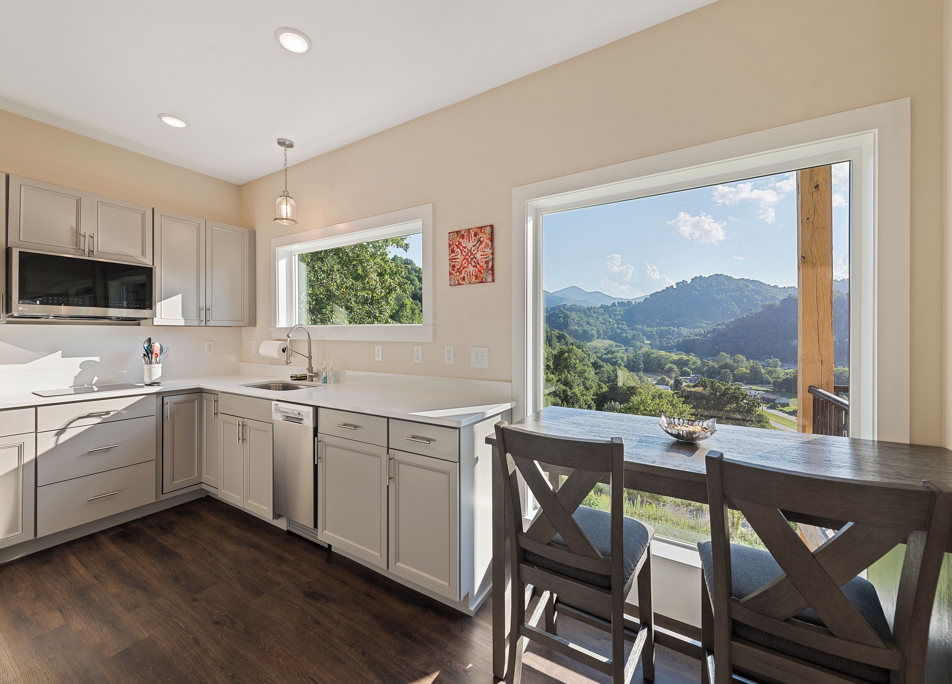 Une cuisine moderne offrant une vue sur un paysage montagneux.