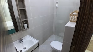 Shower, towels, soap, toilet paper - Cozy 1-bedroom apartment in serene Amman with AC (Amman)