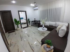 TV - Cozy 1-bedroom apartment in serene Amman with AC (Amman)