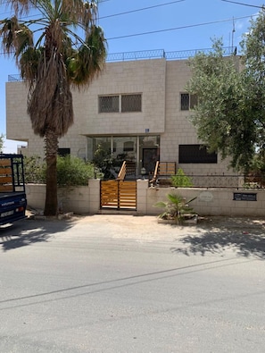 Exterior - Cozy 1-bedroom apartment in serene Amman with AC (Amman)