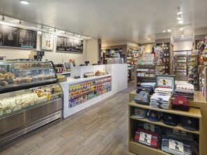 Eine Bäckereiecke mit Auslagen voller Gebäck und einer Theke mit Backwaren.