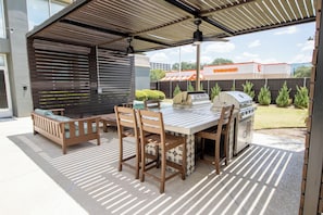Outdoor dining - Stylish Design District Nr Love Field W/ Resort Style Pool (Dallas)
