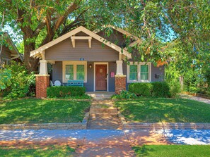 A residential house with a front porch, a mailbox, and a number sign. - Quiet Luxury Oasis in Uptown OKC (Oklahoma City)