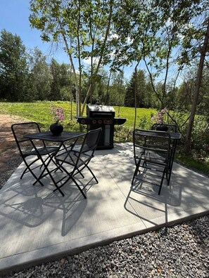 Outdoor dining - Sakura Valley Studio Suite 2 | Private Entrance (North Alton)