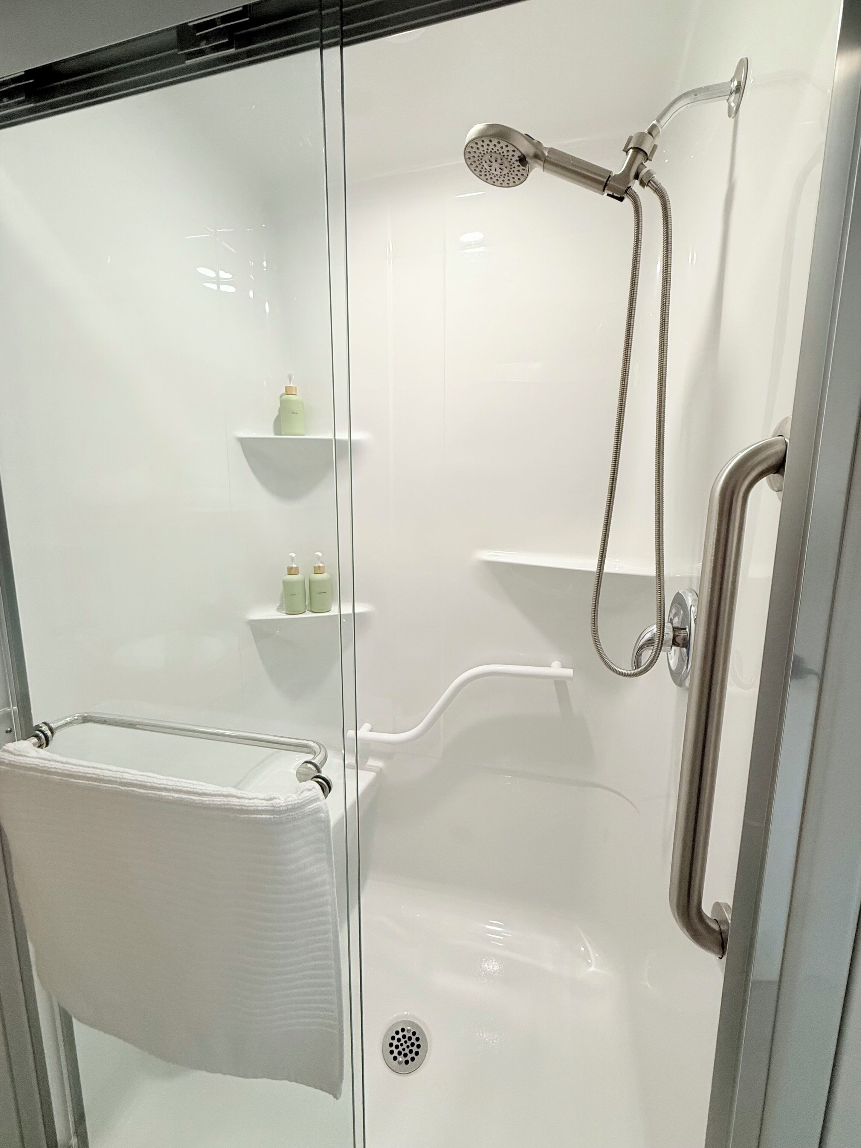 Douche, séchoir à cheveux, serviettes fournies, savon
