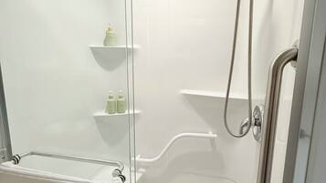 Douche, séchoir à cheveux, serviettes fournies, savon