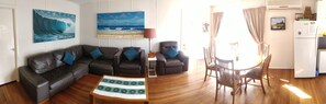 Smart TV, fireplace, DVD player, books - See the waves, feel the sea breeze. Traditional Aussie Beach house. (Black Head)