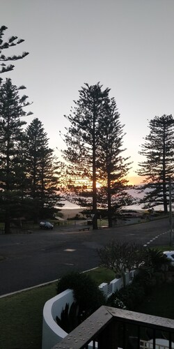 See the waves, feel the sea breeze. Traditional Aussie Beach house.