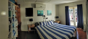 3 bedrooms, iron/ironing board - See the waves, feel the sea breeze. Traditional Aussie Beach house. (Black Head)