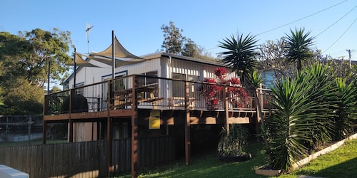 See the waves, feel the sea breeze. Traditional Aussie Beach house.