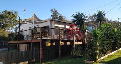 See the waves, feel the sea breeze. Traditional Aussie Beach house.