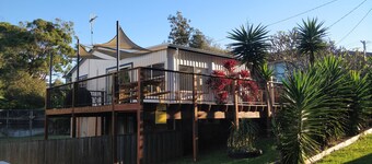 See the waves, feel the sea breeze. Traditional Aussie Beach house.