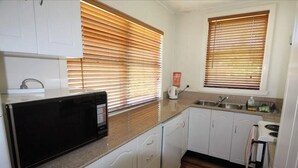 Cafetera/tetera, refrigerador, microondas, horno