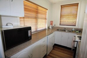 Coffee/tea maker, fridge, microwave, oven - See the waves, feel the sea breeze. Traditional Aussie Beach house. (Black Head)