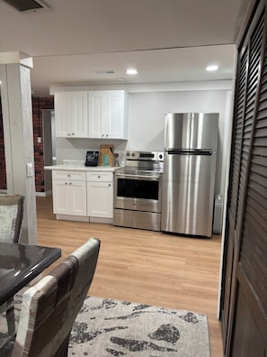 Private kitchen - Spacious 5-bedroom lake house in enchanting South Lyon near Ann Arbor Kensington (South Lyon)