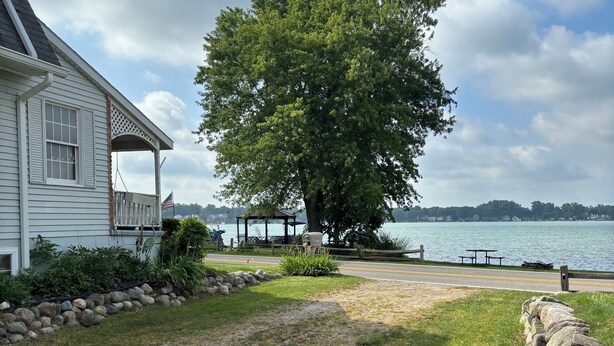 Property grounds - Spacious 5-bedroom lake house in enchanting South Lyon near Ann Arbor Kensington (South Lyon)