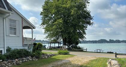 Spacious 5-bedroom lake house in enchanting South Lyon near Ann Arbor Kensington