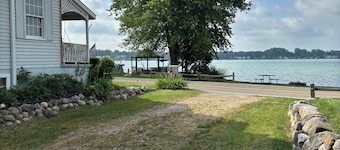 Spacious 5-bedroom lake house in enchanting South Lyon near Ann Arbor Kensington