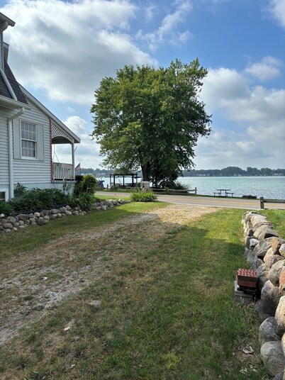Spacious 5-bedroom lake house in enchanting South Lyon near Ann Arbor Kensington