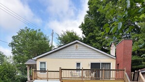Exterior - Spacious 5-bedroom lake house in enchanting South Lyon near Ann Arbor Kensington (South Lyon)