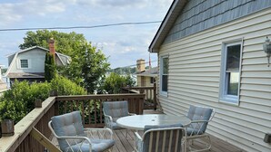Outdoor dining - Spacious 5-bedroom lake house in enchanting South Lyon near Ann Arbor Kensington (South Lyon)