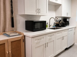 Wasserkocher mit Kaffee-/Teezubehör, Kühlschrank, Mikrowelle, Ofen