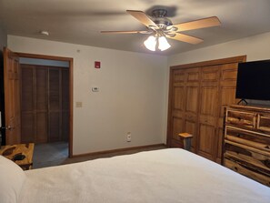 1 habitación, tabla de planchar con plancha, wifi gratis y ropa de cama 